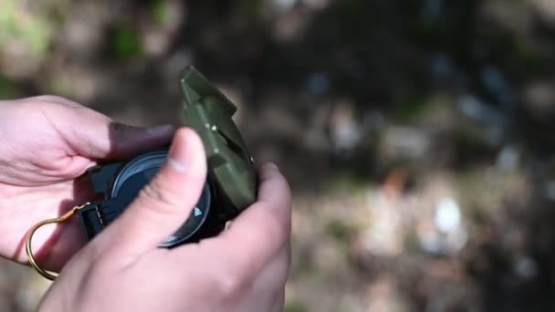 Mão Usando Uma Bússola Meio Floresta Câmera Lenta — Vídeo de Stock