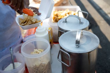 Mexico City 'de bir sokak tezgahında chilaquiles hazırlıyorum.