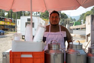 Mexico City 'de sokak tezgahında tamale satan Meksikalı bir adam.