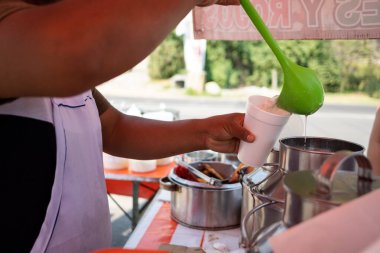 Mexico City 'de bir sokak tezgahında atole hazırlığı