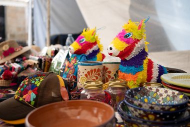 Tipik Meksika kültürünün sokak tezgahı