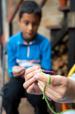 Örgü dersinde örgü ören ellerin ayrıntıları