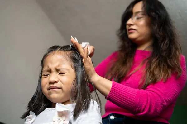 Annesi saçını tararken Meksikalı kız kızgın.