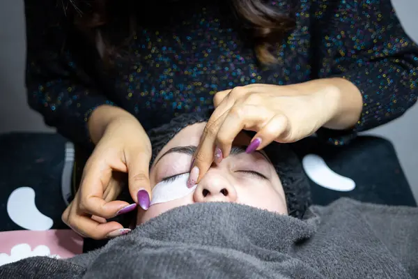 Takma kirpik takmaya hazırlanma ayrıntıları