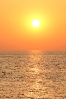 Güneşli, güzel bir gün batımı turuncu bir gökyüzünde. Sıcak bir yaz akşamında, Hollanda 'nın Hollanda kıyılarında.