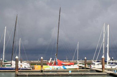  Büyük bir yelkenli dünyanın etrafını dolaşıyor. Okyanus, Hollanda kıyılarındaki Breskens limanında demirlemiş durumda.