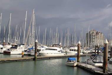 Hollanda 'da Breskens marinası. Gri gökyüzü ve sonbaharda gemiler ve yatlarla dolu.