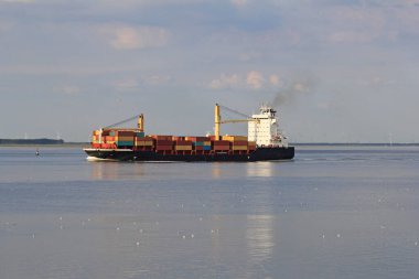 Konteynırları olan küçük bir kargo gemisi Batı Denizi 'nde Antwerp limanından Kuzey Denizi' ne doğru yol alıyor.