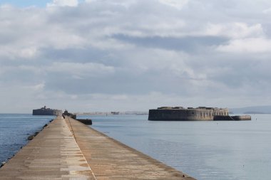Cherbourg 'daki Fransız sahilinde denizdeki sığınaklarla takviyeli bir deniz manzarası. 