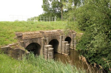 Zeeland 'in Hollanda kırsalında denizdeki yeni polderi kurutmak için tarihi bir deniz kilidi.