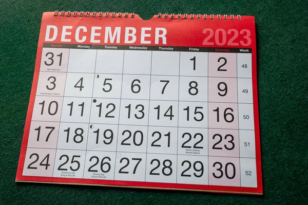 Takvim 2023, Aralık, aylık planlamacı. Gün, ay, yıl, tarih ve etkinlik düzenleyici duvar ve masa planlayıcısı. Kırmızı ve beyaz takvimde büyük harfler ve yeşil arkaplan numaraları var. Açıyla gösterilen