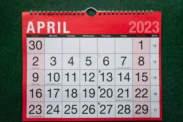 Takvim 2023, Nisan, aylık planlamacı. Gün, ay, yıl, tarih ve etkinlik düzenleyici duvar ve masa planlayıcısı. Yeşil zemin üzerinde büyük harfler ve rakamlar olan kırmızı ve beyaz takvim. 