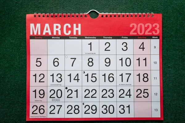 Takvim 2023, Mart, aylık planlamacı. Gün, ay, yıl, tarih ve etkinlik düzenleyici duvar ve masa planlayıcısı. Yeşil zemin üzerinde büyük harfler ve rakamlar olan kırmızı ve beyaz takvim. 