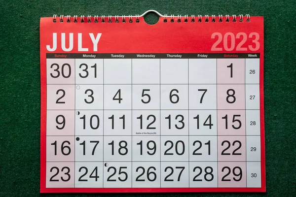 Takvim 2023, Temmuz, aylık planlamacı. Gün, ay, yıl, tarih ve etkinlik düzenleyici duvar ve masa planlayıcısı. Kırmızı ve beyaz takvimde büyük harfler ve yeşil arkaplan numaraları var. Açıyla gösterilen.