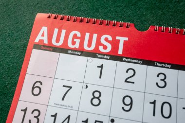 Takvim 2023, Ağustos, aylık planlamacı. Gün, ay, yıl, tarih ve etkinlik düzenleyici duvar ve masa planlayıcısı. Kırmızı ve beyaz takvimde büyük harfler ve yeşil arkaplan numaraları var. Kapat..