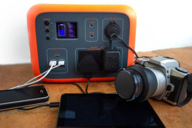 Taşınabilir elektrik santrali güneş enerjisi jeneratörü - cep telefonu, tablet ve dijital kamera elektronik cihazları şarj ediliyor. Kablosuz şarj pili, elektrik kesintisi açık hava acil durumu veya kamp.