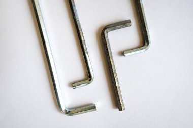 Allen Keys, aynı zamanda Hex tuşları olarak da bilinir, çeşitli boy ve boylarda, beyaz arka planda izole edilmiş. Yukarıdan vurulmuş. L biçimli el aletleri DIY ekipmanı. Mobilya vida ve cıvataları takmak için anahtar olarak kullanılır..
