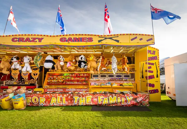 Canterbury, İngiltere, 28 Mayıs 2023: Eğlenceli festival oyun standı, 28 Mayıs 2023 'te Canterbury İngiltere' deki İngiliz lunaparkında kazanılacak aile eğlence oyunları ve ödülleri gösteriyor.. 