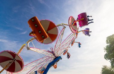 Canterbury, İngiltere, 28 Mayıs 2023: 28 Mayıs 2023 'te Canterbury İngiltere' deki atlıkarınca koltuklarından sallanan insanların bacaklarıyla gökyüzünde geleneksel lunapark eğlence paraşütü sürüşüne yakın durun.. 