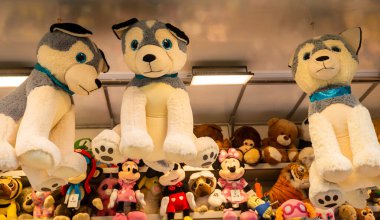 Canterbury, İngiltere, 28 Mayıs 2023: 28 Mayıs 2023 'te Canterbury İngiltere' de panayır standında asılı duran doldurulmuş hayvan oyuncağı ödülleri. 