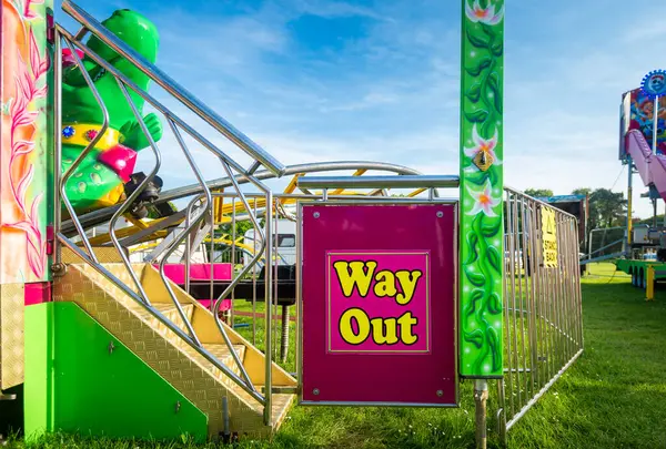 Canterbury, İngiltere, 28 Mayıs 2023: Go Gater çocuklar timsah arabalı lunapark treni aile dostu lunapark parkı çıkışı 28 Mayıs 2023 tarihinde. Çıkış yolu, basamaklar..