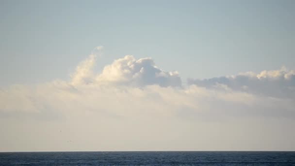 Szybki Ruch Białych Chmur Cumulus Nad Błękitną Powierzchnią Morza Słoneczny — Wideo stockowe