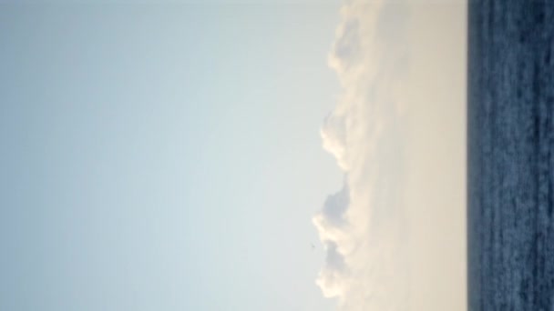 Fondo Borroso Movimiento Rápido Nubes Cúmulos Blancos Sobre Superficie Azul — Vídeos de Stock