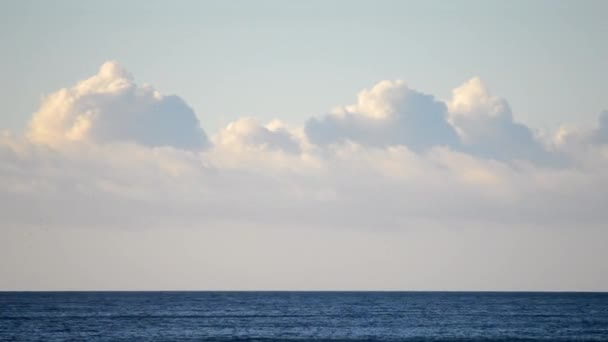 Быстрое Движение Белых Кучевых Облаков Над Голубой Поверхностью Моря Солнечный — стоковое видео