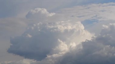 Zaman ayarlı. Gökyüzünde büyük bir fırtına bulutu var. Yağmur fırtınası. Hava bulutlu, bulutlu, yağmur yağıyor. Güneş ışığı. Hızlı hareket ediyor. Gökyüzü manzarası. Destansı bir manzara. Güzel doğal arka plan. Beyaz gri mavi renkler