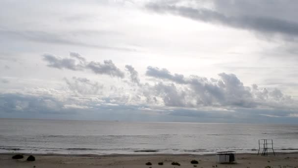 Veloce Movimento Nuvole Nel Cielo Sopra Mare Spiaggia Sabbiosa Con — Video Stock