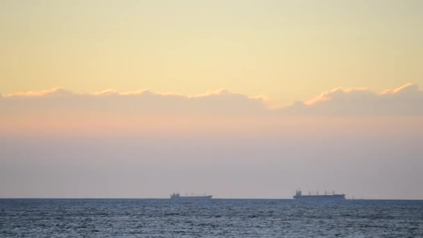 Zaman Ayarlı Denizdeki Ufuk Çizgisinde Tanker Tankerlerinin Silueti Gün Batımında — Stok video