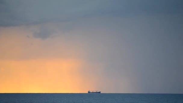 Tankowiec Lotniskowiec Jest Daleko Linii Horyzontu Morzu Tle Zachodu Słońca — Wideo stockowe