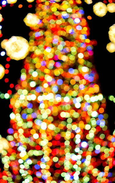 Новорічна Ялинка Прикрашена Яскравими Багатокольоровими Садами Освітлення Вночі Різдвяне Дерево — стокове фото