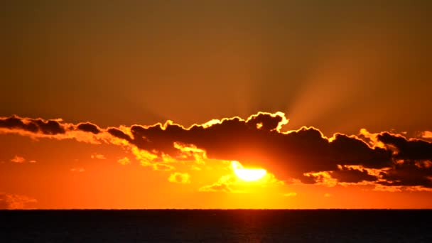 Načasování Mrakem Nad Mořským Horizontem Úsvitu Vychází Slunce Sluneční Paprsky — Stock video