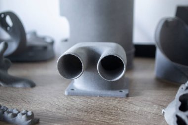 Toz 3D yazıcı kapaklı prototip modeli. Polyamide tozundan çıkan üç boyutlu bir yazıcıya basılmış soyut siyah figür. Çoklu Jet Füzyon MJF. Yeni katkı maddesi modern 3D yazıcı teknolojisi