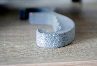 Toz 3D yazıcı kapaklı prototip modeli. Polyamide tozundan çıkan üç boyutlu bir yazıcıya basılmış soyut siyah figür. Çoklu Jet Füzyon MJF. Yeni katkı maddesi modern 3D yazıcı teknolojisi