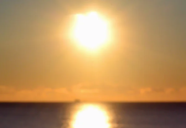 模糊的背景 日落时分 太阳在天空中闪烁着光芒 天亮了 日落了 阳光明媚的小径 阳光明媚的走在海面上的海浪上 自然模糊的Bokeh纹理 — 图库照片