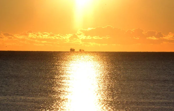 海的地平线上有两个油轮的轮廓 海面上有一条阳光明媚的小径 自然背景 — 图库照片
