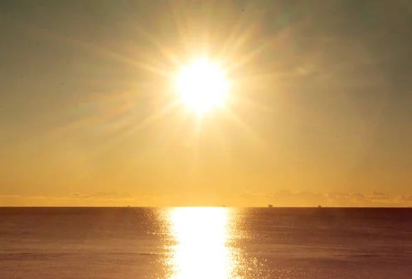 模糊的背景 日落时分 太阳在蓝天下闪耀 天亮了 日落了 阳光明媚的小径 阳光明媚的走在海面上的海浪 阳光下的海景致自然模糊波克质感 — 图库照片