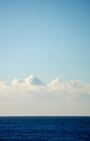 Nubes Cúmulos Blancos Sobre Superficie Azul Del Mar Día Soleado —  Fotos de Stock