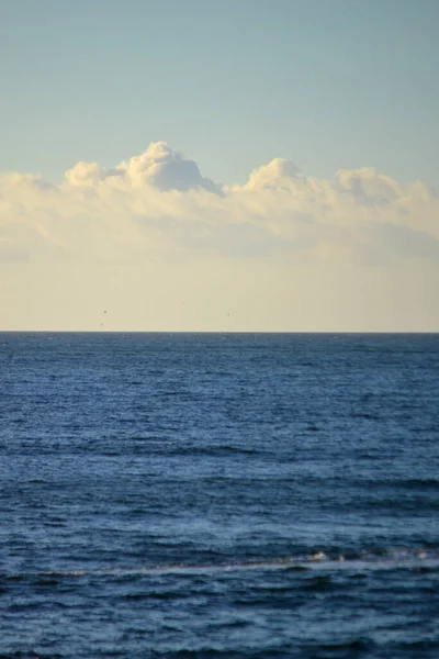 Białe Chmury Cumulus Nad Błękitną Powierzchnią Morza Słoneczny Dzień Piękne — Zdjęcie stockowe