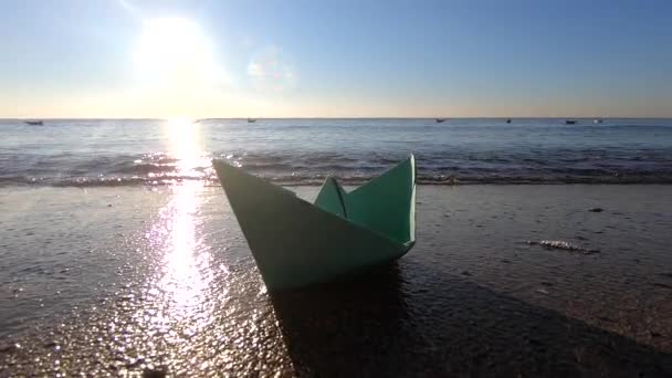 Small Paper Green Boat Sandy Beach Sea Shore Sea Waves — Stock Video