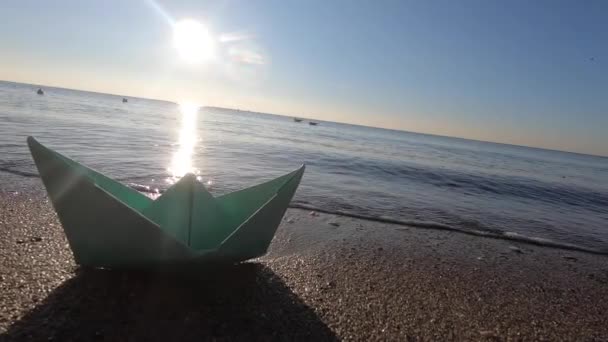 Mała Papierowa Zielona Łódka Piaszczystej Plaży Brzegu Morza Pobliżu Fal — Wideo stockowe