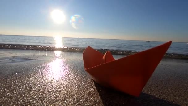 Mała Papierowa Czerwona Łódka Piaszczystej Plaży Brzegu Morza Pobliżu Fal — Wideo stockowe