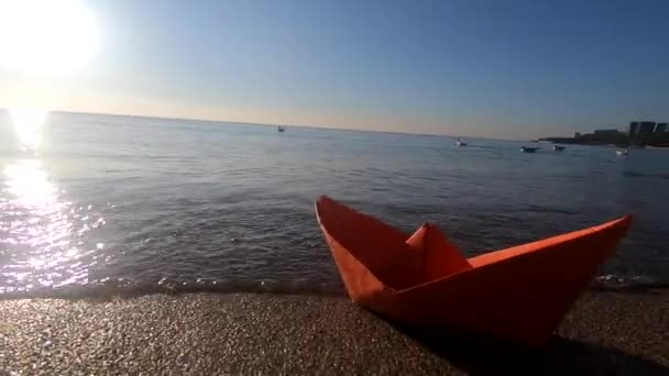 Een Kleine Papieren Rode Boot Het Zandstrand Van Kust Buurt — Stockvideo