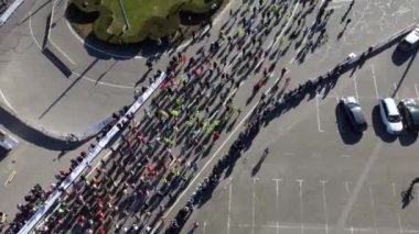 Bila Tserkva, Ukrayna, 10 Ekim 2021: Pek çok erkek ve kadın finiş çizgisinden koşarak şehir koşusu yarışmalarına katılmaya başladı. Sporcular yarışıyor. Hava aracı görüntüsü. Üst görünüm