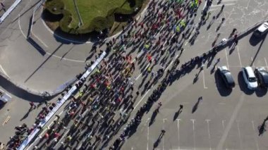 Bila Tserkva, Ukrayna, 10 Ekim 2021: Pek çok erkek ve kadın finiş çizgisinden koşarak şehir koşusu yarışmalarına katılmaya başladı. Sporcular yarışıyor. Hava aracı görüntüsü. Üst görünüm