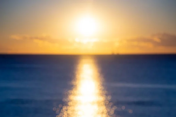 模糊的背景 日落时分 太阳在天空中闪耀 天亮了 日落了 阳光明媚的小径 阳光明媚的走在海面上的海浪 太阳光的光束 自然模糊的Bokeh纹理 — 图库照片