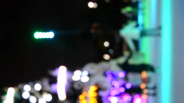 模糊的背景 冬天的夜晚 许多人在户外冰场上滑冰 冰场上装饰着一棵巨大的圣诞树 圣诞节是庆祝新年的节日 假期背景 垂直录像 — 图库视频影像