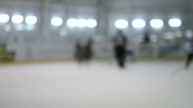 Arka plan bulanık. Hokey oynayan hokey oyuncuları. Genç çocuklar buz pateni pistinde buz pateni oynuyorlar. Buz hokeyi şampiyonası spor buz pateni yarışmaları Gerçek profesyonel oyun